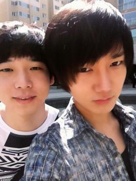 เยซอง (Ye Sung) ทักทายแฟนๆ ด้วยภาพของเขาและน้อง!