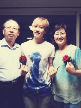 อึนฮยอค (Eun Hyuk) โพสท์ภาพพ่อและแม่ของเขา!