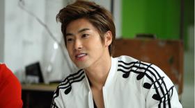 ยูนโฮ (Yunho) สวมหมวกกันน็อคไปดูภาพยนตร์?