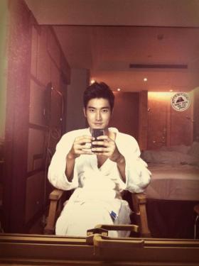 ชอยซีวอน (Choi Si Won) ทักทายแฟนๆ ด้วยภาพใหม่!