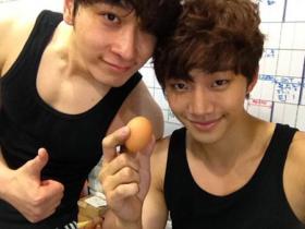 จุนโฮ (Junho) และชานซอง (Chan Sung) ทักทายแฟนๆ ด้วยภาพที่ไปออกกำลังกาย