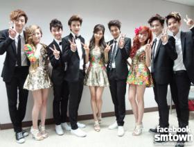 วง EXO-K และ Taetiseo ถ่ายภาพหลังเวทีคอนเสิร์ต Dream!