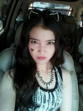 IU ทักทายแฟนๆ ในลุคร็อคสตาร์!