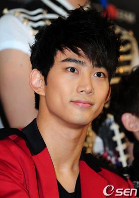 แทคยอน (Taecyeon) ได้รับบาดเจ็บที่กระดูกต้นแขน