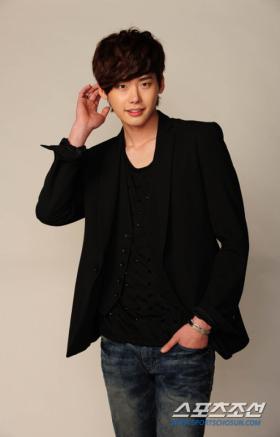 ลีจงซอค (Lee Jong Suk) จะเป็นพิธีกรรายการ Inkigayo