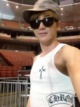 ลีทึก (Lee Teuk) ตื่นเต้นกับคอนเสิร์ต SMTown Live World Tour III!