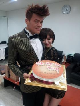 ปาร์คจินยอง (Park Jin Young) และกาอิน (Ga In) ถ่ายภาพเพื่อฉลองเพลงคู่ Someone Else