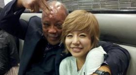 Sunny และเยซอง (Ye Sung) ถ่ายภาพกับโปรดิวเซอร์ชื่อดัง Quincy Jones 