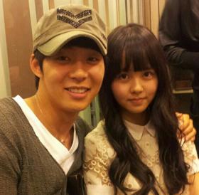 ยูชอน (Yoochun) และคิมโซฮยอน (Kim So Hyun) ถ่ายภาพในงานปิดกล้อง Rooftop Prince!