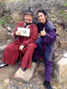 ซงซึงฮุน (Song Seung Heon) ทักทายการออกอากาศตอนแรก Time Slip Dr. Jin ด้วยภาพ!