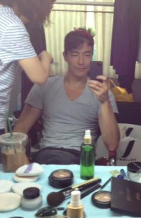 ภาพ Daniel Henney ระหว่างการแต่งหน้า