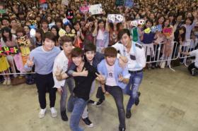 กิจกรรม High Touch ของวง 2PM ที่ประเทศญี่ปุ่นมีแฟนๆ มาร่วมงานมากถึง 96,000 คน