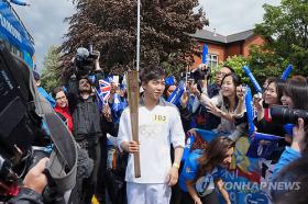 ลีซึงกิ (Lee Seung Gi) ถือคบเพลิงสำหรับการแข่งขัน 2012 London Olympics