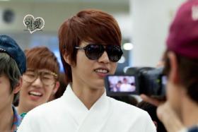 ซองยอล (Sung Yeol) ทำให้ทุกคนฮือฮาในแฟชั่นแอร์พอร์ตของเขา?
