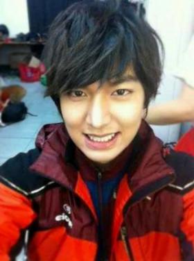 อีมินโฮ (Lee Min Ho) ทักทายแฟนๆ ด้วยภาพจากกองถ่ายโฆษณา