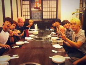 วง Super Junior ฉลองชัยชนะจากรายการ Music Bank ด้วยการไปทานอาหารเย็น