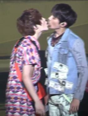 แทมิน (Tae Min) แหย่ทำท่าจูบมินโฮ (Min Ho) ในคอนเสิร์ต SHINee World Concert II!