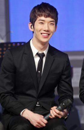 โจควอน (Jo Kwon) เป็นพิธีกรพิเศษรายการ Quiz That Changes the World 