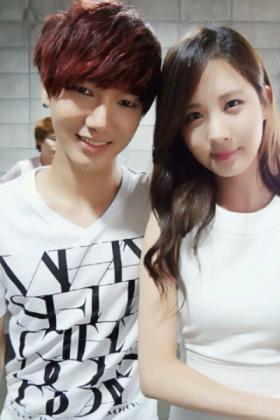 เยซอง (Ye Sung) ถ่ายภาพกับซอฮยอน (Seo Hyun)