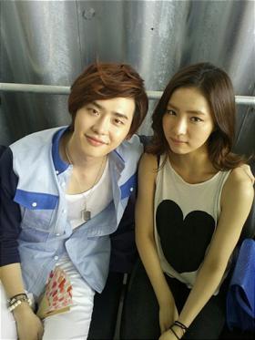 อีจงซอค (Lee Jong Suk) และชินเซคยอง (Shin Se Kyung) ถ่ายภาพด้วยกัน