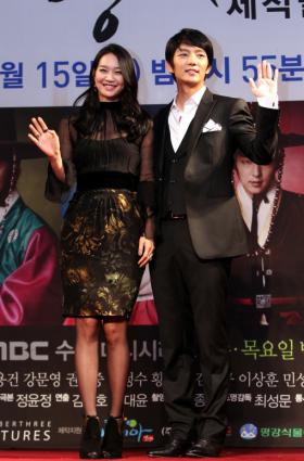 อีจุนกิ (Lee Jun Ki) และชินมินอา (Shin Min Ah) กล่าวชมกันในงานแถลงข่าว Arang and the Magistrate