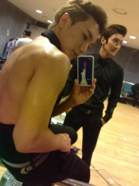 อีทึก (Lee Teuk) ทักทายแฟนๆ ด้วยภาพ