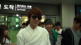 เหตุผลซองยอล (Sung Yeol) แต่งชุดคลุมอาบน้ำเป็นแฟชั่นแอร์พอร์ต?