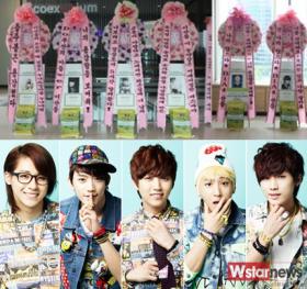 วง B1A4 บริจาคข้าวสารจำนวน 140 กิโลกรัม