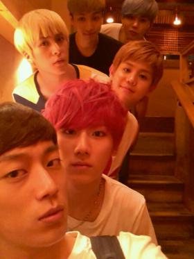 สมาชิกวง B2ST ฉลองครบรอบวันเกิดของฮยอนซึง (Hyun Seung)