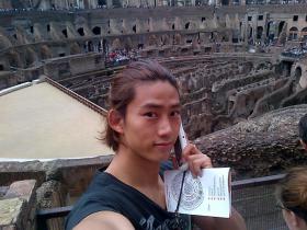 แทคยอน (Taecyeon) ทักทายแฟนๆ จากกรุงโรม
