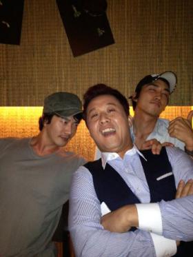 จองจุนฮา (Jung Jun Ha) ถ่ายภาพกับควอนซางวู (Kwon Sang Woo) และซงซึงฮุน (Song Seung Hun)