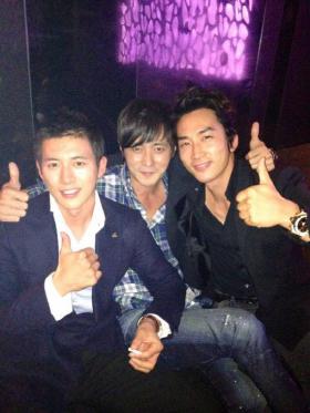 ซงซึงฮุน (Song Seung Hun), โกซู (Go Soo) และจางดงกอน (Jang Dong Gun) ถ่ายภาพด้วยกัน!