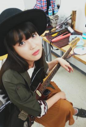 ภาพ IU เล่นกีตาร์ไฟฟ้า