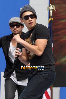 นเรน (Rain) แสดงในงาน Comrade-in-Arms Marathon ครั้งที่ 9