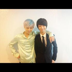 G-Dragon ทักทายแฟนๆ ด้วยภาพถ่ายกับจองซองฮา (Jung Sung Ha)