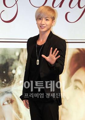 อีทึก (Lee Teuk) ขอโทษแฟนๆ สำหรับคอนเสิร์ต SMTown ที่อินโดนีเซีย