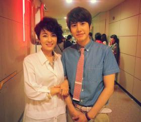 คยูฮยอน (Kyu Hyun) ถ่ายภาพกับคิมจองนาน (Kim Jung Nan)