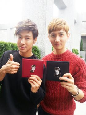 วงดงบังชินกิ (TVXQ) ถ่ายภาพกับผลงานอัลบั้ม Catch Me!