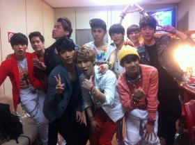 วง Phantom และ BTOB ถ่ายภาพด้วยกัน