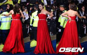 ซิปของชุดคังโซระ (Kang So Ra) แตกระหว่างที่เดินบนพรมน้ำเงิน