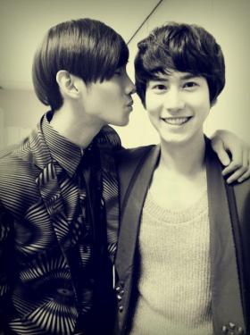 คยูฮยอน (Kyu Hyun) ทักทายด้วยภาพถ่ายคู่กับชางมิน (Chang Min) 