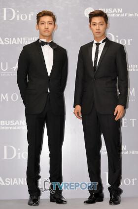 วงดงบังชินกิ (TVXQ), แทคยอน (Taecyeon), ชานซอง (Chan Sung) และโกอารา (Go Ara) ร่วมงาน Christian Dior