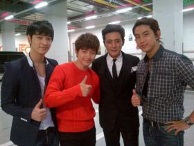 แทคยอน (Taecyeon), จุนโฮ (Junho) และชานซอง (Chan Sung) ไปชมเรื่อง Dangerous Liaisons