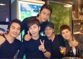 ซงซึงฮุน (Song Seung Hun) ถ่ายภาพกับ G.O, แทคยอน (Taecyeon), ดงจุน (Dong Jun) และโซจิซบ (So Ji Sub)