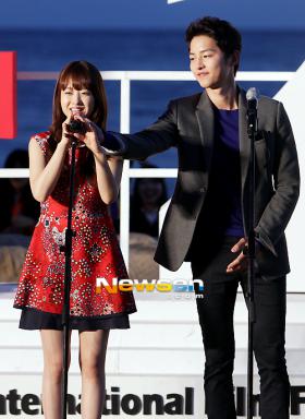 ซงจุงกิ (Song Joong Ki) และปาร์คโบยอง (Park Bo Young) ร่วมงาน Busan International Film Festival
