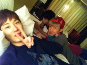 โจควอน (Jo Kwon), จินอูน (Jin Woon) และอูยอง (Woo Young) ใช้เวลาคืนเหงาๆ ด้วยกัน