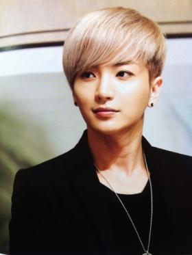 อีทึก (Lee Teuk) เจอปัญหาซาแซงแฟนจนกระทั่งเข้าเป็นทหาร!