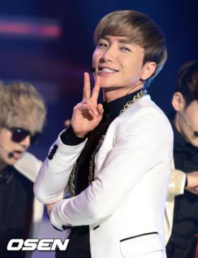 อีทึก (Lee Teuk) ให้การสนับสนุนคังโฮดง (Kang Ho Dong) ในรายการ Star King 