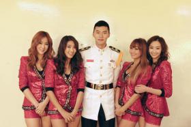 วง Sistar ถ่ายภาพกับนักแสดงชายฮยอนบิน (Hyun Bin)