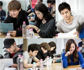 ยูนซิยูน (Yoon Si Yoon) และปาร์คชินเฮ (Park Shin Hye) ไปร่วมอ่านบท Flower Boy Next Door!